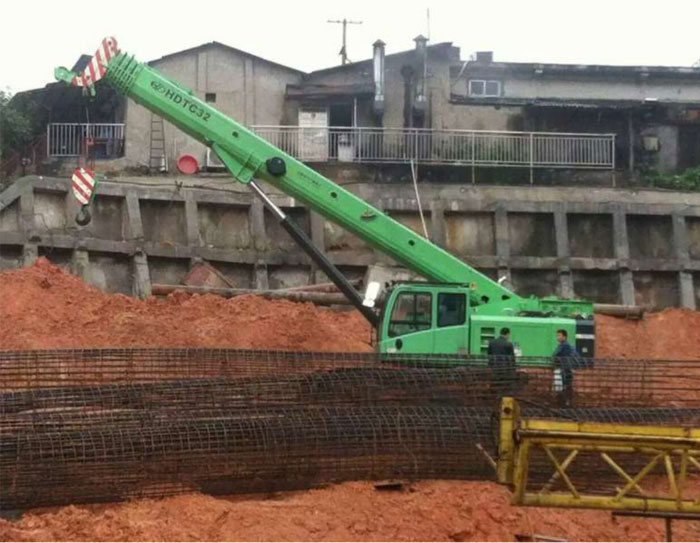 HDT C32, HDT C40 series telescopic crawler cranes hoisting in Changsha subway construction